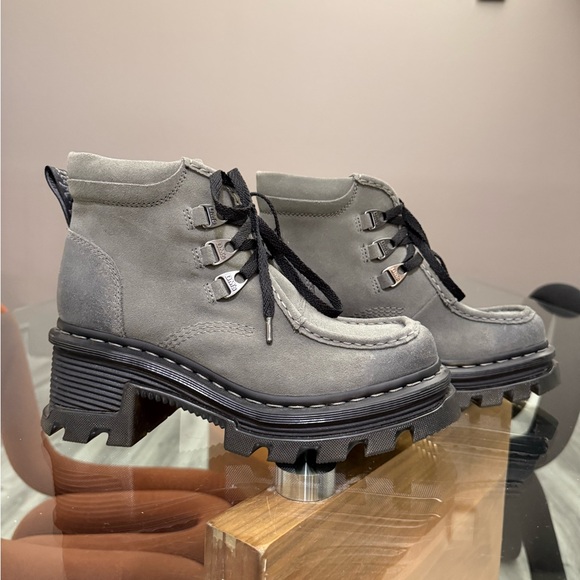 DR MARTENS CORRAN 3-EYE SUEDE HEELED BOOTS - Picture 4 of 9